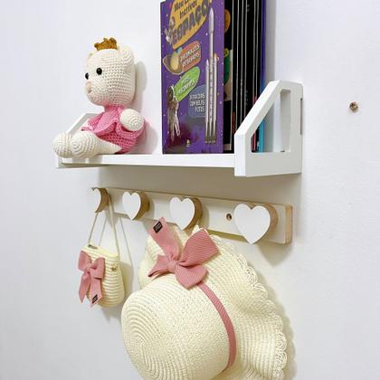 Imagem de 2 Prateleiras infantil formatos 45cm e 2 cabideiros coração