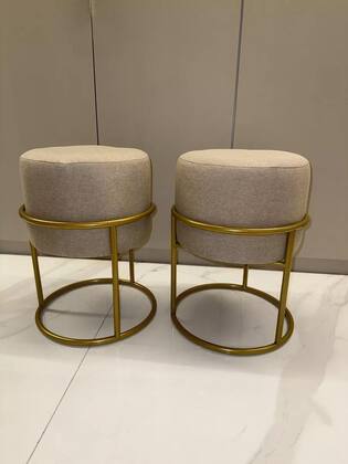 Imagem de 2 Puff Iron Base Ferro Argola Dourada Metalizada Suede Bege
