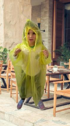 Imagem de 20 Capas de Chuva Descartável Infantil Amarela c/ Cordinha