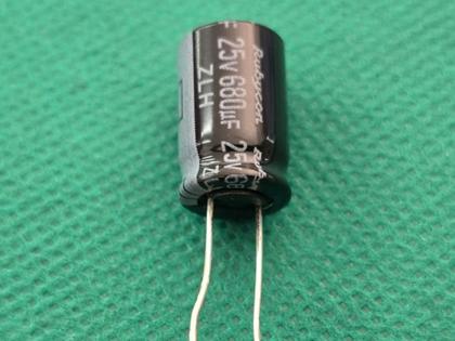 Imagem de 20x Capacitor Eletrolitico 680uf/25v 105º 10x16mm Rubycon