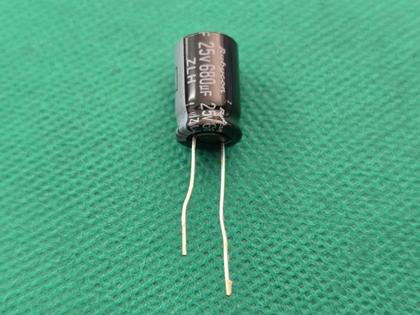 Imagem de 20x Capacitor Eletrolitico 680uf/25v 105º 10x16mm Rubycon