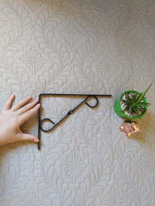 5 Mão francesa para prateleira de parede suspensa ferro colonial com desenho artesanal 23,5 cm - NA - Decoração Rústica Imagem de 5 Mão francesa para prateleira de parede suspensa ferro colonial com desenho artesanal 23,5 cm