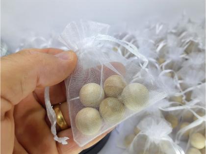 Imagem de 50 Bola De Cedro Anti Mofo Traça Bolor com Sacos de Organza