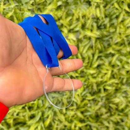 Imagem de 50 Medalhas Redondas 7cm Acrílico Cristal 2mm C/ Fita Azul