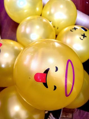 Imagem de 500 Bolas De Vinil Inflável Emoji Amarela Piscina Decoração E Festas