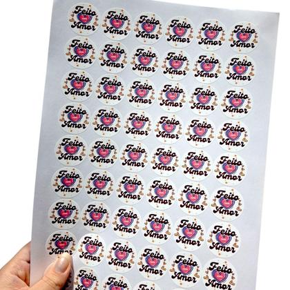 Imagem de 54 Adesivos Vinil p/ Embalagens Frase Feito com Amor 3 cm