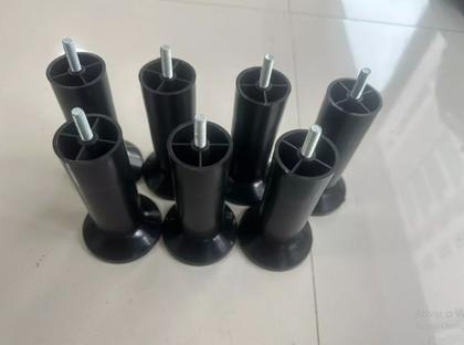 Imagem de 7 Pés Para Cama Box de 13cm com Parafuso Fixo Na Base Plástico Resistente Ideal Para Substituição