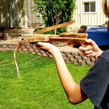 Imagem de A aventura Toy Crossbow espera por você! com 10 flechas de madeira e aljava