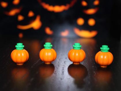 Imagem de Acessórios LEGO Halloween - 4 Abóboras Laranja com Hastes Verdes (com Animal Pequeno Aleatório)