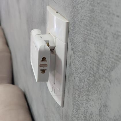 Imagem de Adaptador de Tomada Benjamin T Articulado Pino Plug 3 Entradas para Lugares Pequenos Bivolt 10A