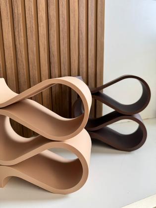 Imagem de Adega de mesa com suporte para vinho elegante e sofisticada