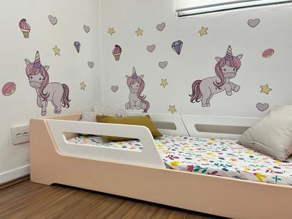 Imagem de Adesivo de Parede Infantil Unicórnios Fofos com sorvete, estrelas e corações
