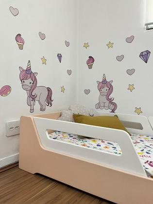 Imagem de Adesivo de Parede Infantil Unicórnios Fofos com sorvete, estrelas e corações
