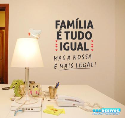 Imagem de Adesivo Decorativo de Parede Frases Família É Tudo Igual lindo para sala de visita