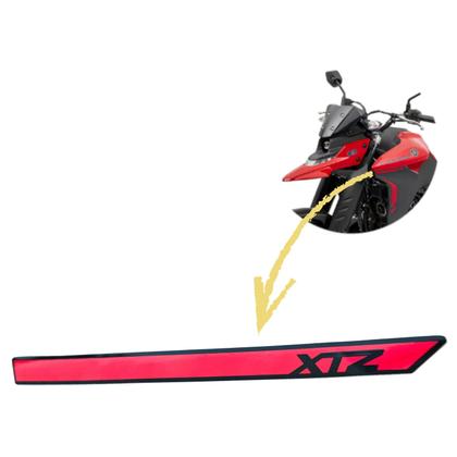 Imagem de Adesivo Emblema Carenagem Aba Tanque Esquerdo Xtz Lander 2025 Vermelho Metálico