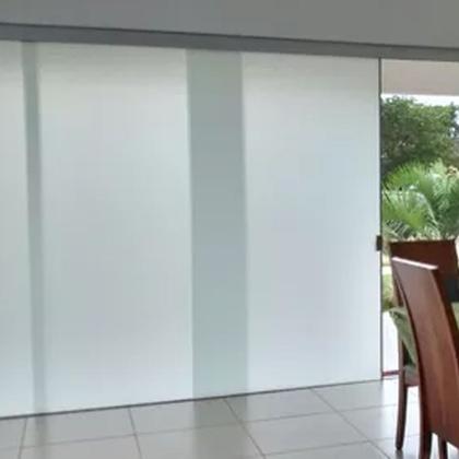 Imagem de Adesivo Vinil Branco Blecaute Bloqueia Luz Solar Janela Vidro Porta Película Lavável Blackout 1x1mt