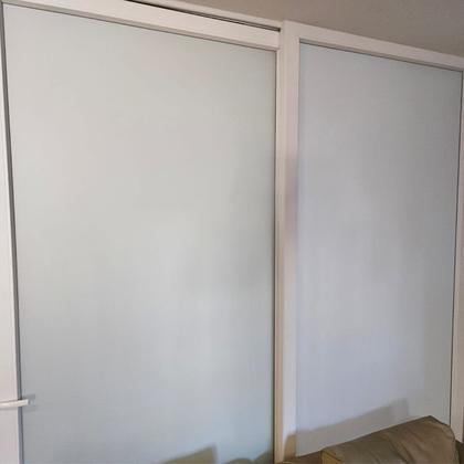 Imagem de Adesivo Vinil Branco Blecaute Bloqueia Luz Solar Janela Vidro Porta Película Lavável Blackout 1x1mt