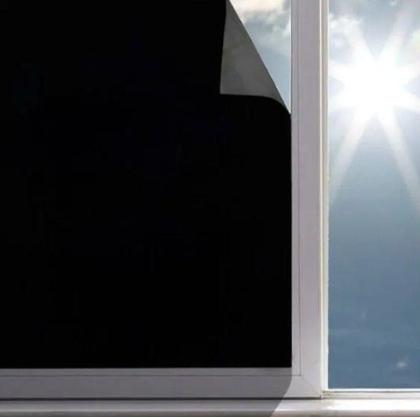 Imagem de Adesivo Vinil Preto Blecaute Bloqueia Luz Solar Janela Vidro Porta Película Lavável Blackout 1x1mt