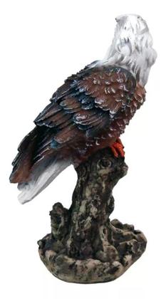 Imagem de Águia Espanta Pombo No Tronco Ave Rapina Americana Em Resina Decorativo