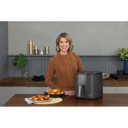 Imagem de Air Fryer Electrolux por Rita Lobo 7L Cinza Efficient 1700W (EAF71)