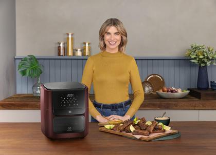 Imagem de Air Fryer Oven Electrolux por Rita Lobo 12L Digital Vermelha Escura Experience 1700W (EAF86)