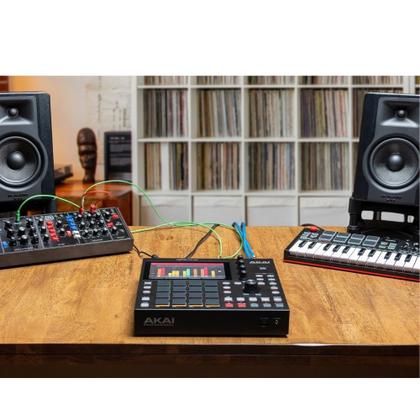 AKAI - MPC ONE com 7