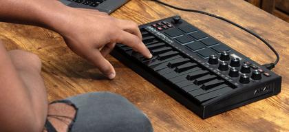 Akai MPK Mini Mk3 - Controlador Midi Usb - Controladora DJ