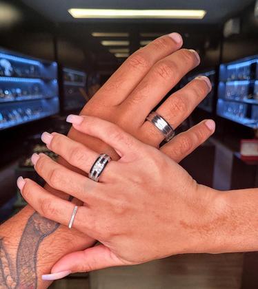 Imagem de Aliança de Namoro Troya Dupla 8mm com Zircônia