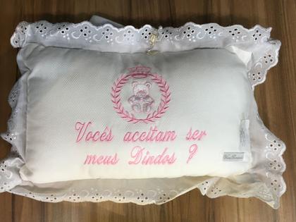 Imagem de Almofada bordada com terço (convite dindos) 