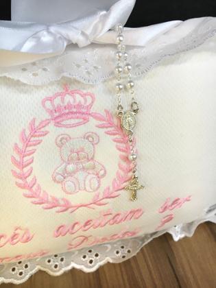 Imagem de Almofada bordada com terço (convite dindos) 