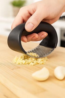 Imagem de Amassador de Alho Manual em Aço Inox com Cabo Plástico Preto Dia a Dia Triturador