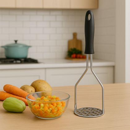 Imagem de Amassador de Legumes e Batata Portatil Aço Inox Cabo Antiderrapante Preto Resistente para Purê Fácil de Usar e Limpar Otimo para presente