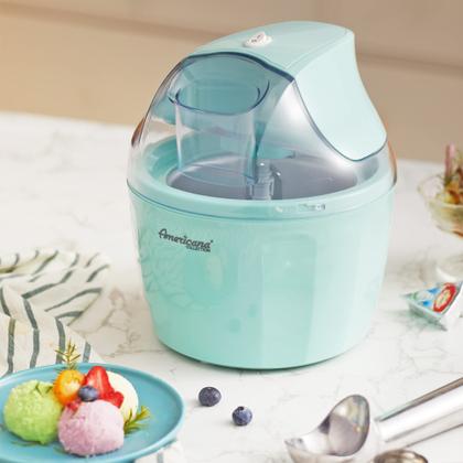 Imagem de Americana EIM-1400M 1.5 Qt Freezer Bowl Automatic Easy Homemade Electric Ice Cream Maker, Ingrediente Chute, Interruptor On/Off, Sem necessidade de sal, Sorvete Cremoso, Gelato, Iogurte Congelado, Sorvete, Livro de Receitas