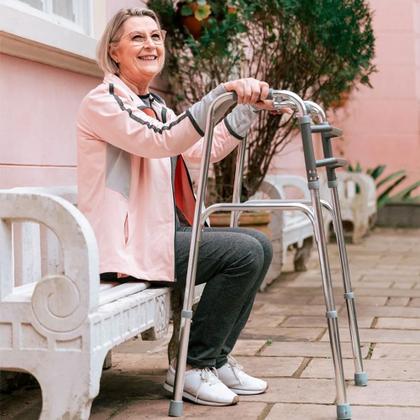 Imagem de Andador Idoso Dobrável Até 130kg 3 Barras + Par de Rodas