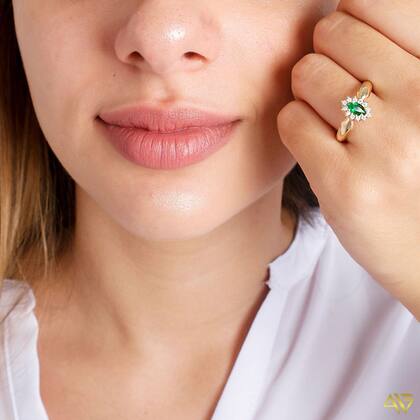 Imagem de Anel Com Pedra Verde Esmeralda Banhado a Ouro 18k em 10 Camadas