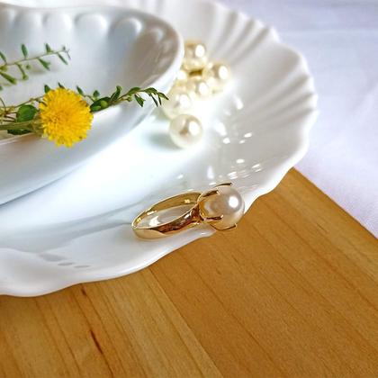 Imagem de Anel de Pérola com Garras Softjoias Folheado em Ouro 18K