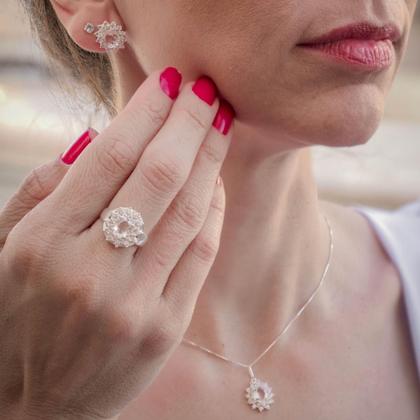 Imagem de Anel de Prata Coleção Queens Cristal 6x8 e Zircônias Brancas