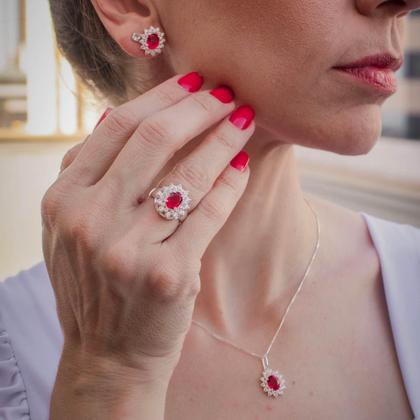 Imagem de Anel de Prata Coleção Queens Cristal Rubi 6x8 e zircônias Brancas