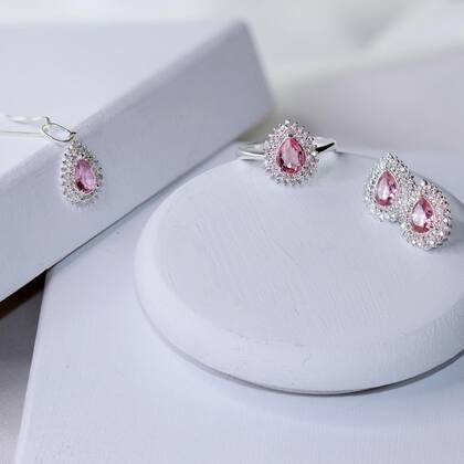 Imagem de Anel de Prata Coleção Queens Cristal Safira Rosa 5x7 e Zircônias Brancas