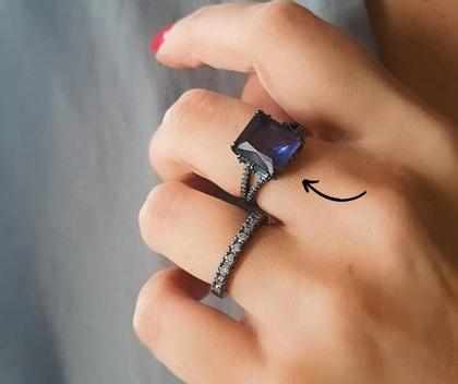 Imagem de Anel pedra retangular ametista com cravação lateral banhado a ródio negro