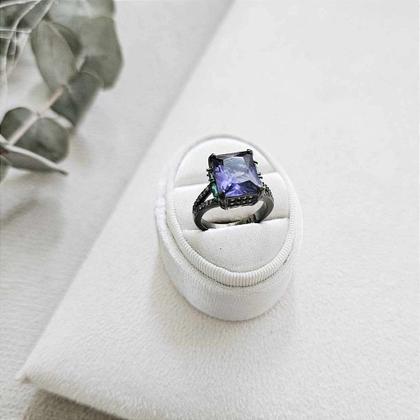 Imagem de Anel pedra retangular ametista com cravação lateral banhado a ródio negro