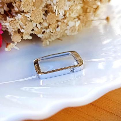 Imagem de Anel Quadrado com Um Ponto de Luz Folheado em Ródio Branco Softjoias