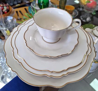 Imagem de Aparelho de jantar com 42 peças, porcelana e com filete dourado