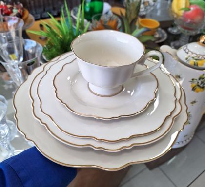 Imagem de Aparelho de jantar com 42 peças, porcelana e com filete dourado