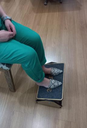 Imagem de Apoio Ajustável para pés mesa escritório com carpete ergonômico