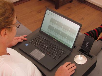 Imagem de Apoio Laptop Note Tablet Celular Caneta Copo Mesa Cama