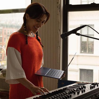 Imagem de Apple MacBook Air 13", M2, CPU de 8 núcleos, GPU de 8 núcleos, 16GB RAM, 256GB SSD- Meia-noite