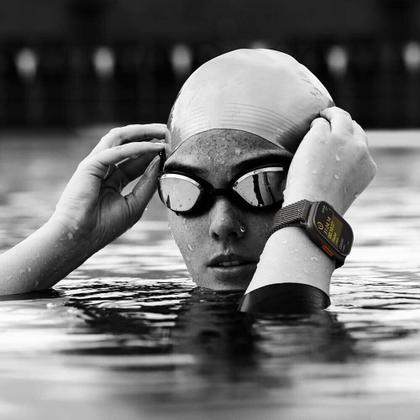 Imagem de Apple Watch Ultra 2 GPS + Cellular  Caixa natural de titânio de 49 mm  Pulseira loop Trail azul  P/M