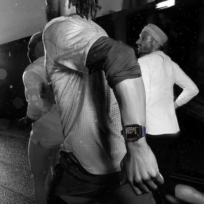 Imagem de Apple Watch Ultra 2 GPS + Cellular  Caixa natural de titânio de 49 mm  Pulseira loop Trail azul  P/M