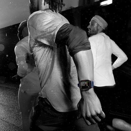 Imagem de Apple Watch Ultra 2 GPS + Cellular, Caixa Preta de Titânio de 49 mm, Pulseira Loop Alpina Verde Escura, Tamanho M - MX4R3BE/A